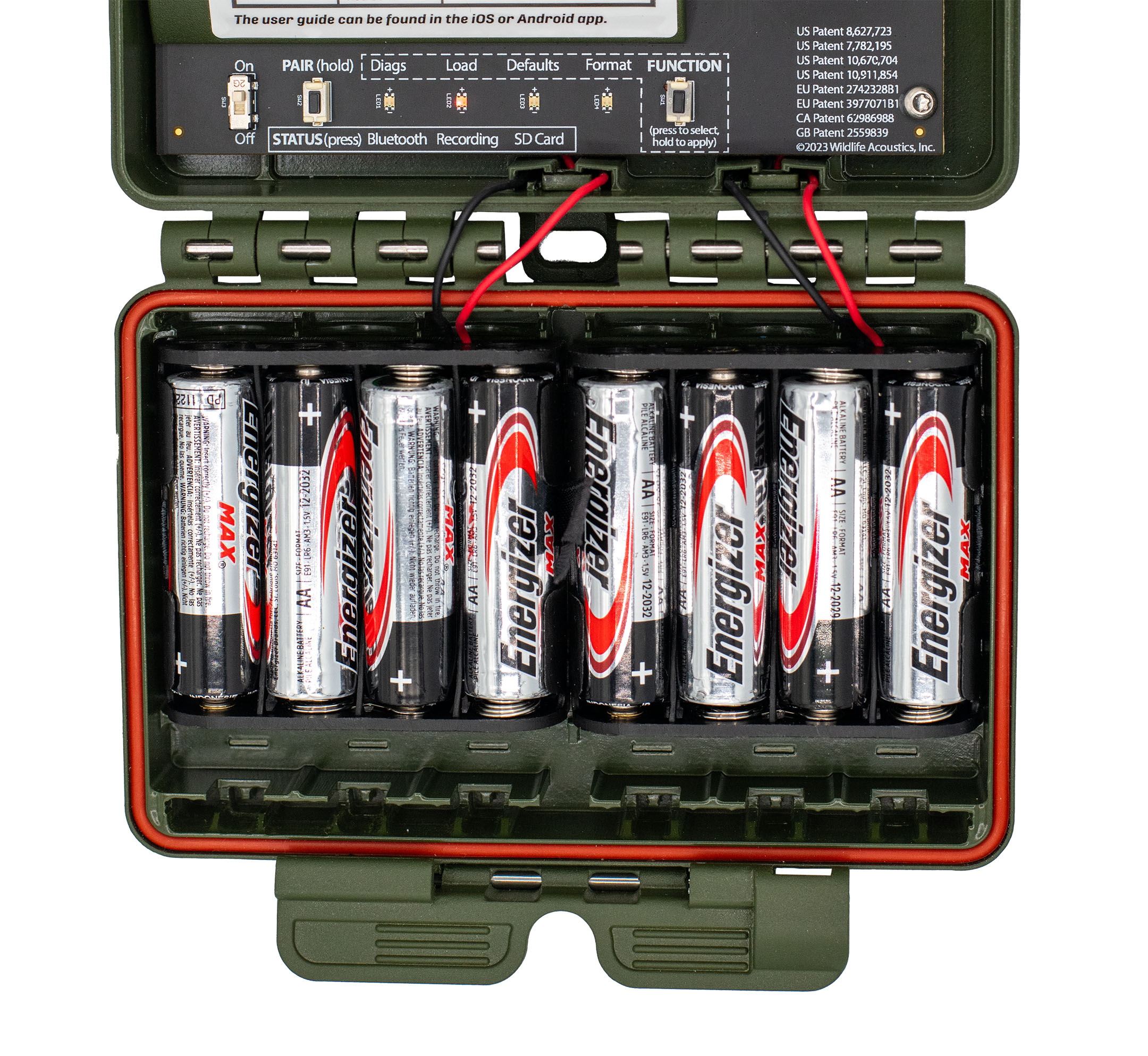 Las baterías AA deben alternar en orientación, comenzando con el extremo positivo hacia abajo en el compartimento de baterías más a la izquierda, suponiendo que la grabadora esté completamente abierta y el compartimento de baterías esté debajo del panel de control.
