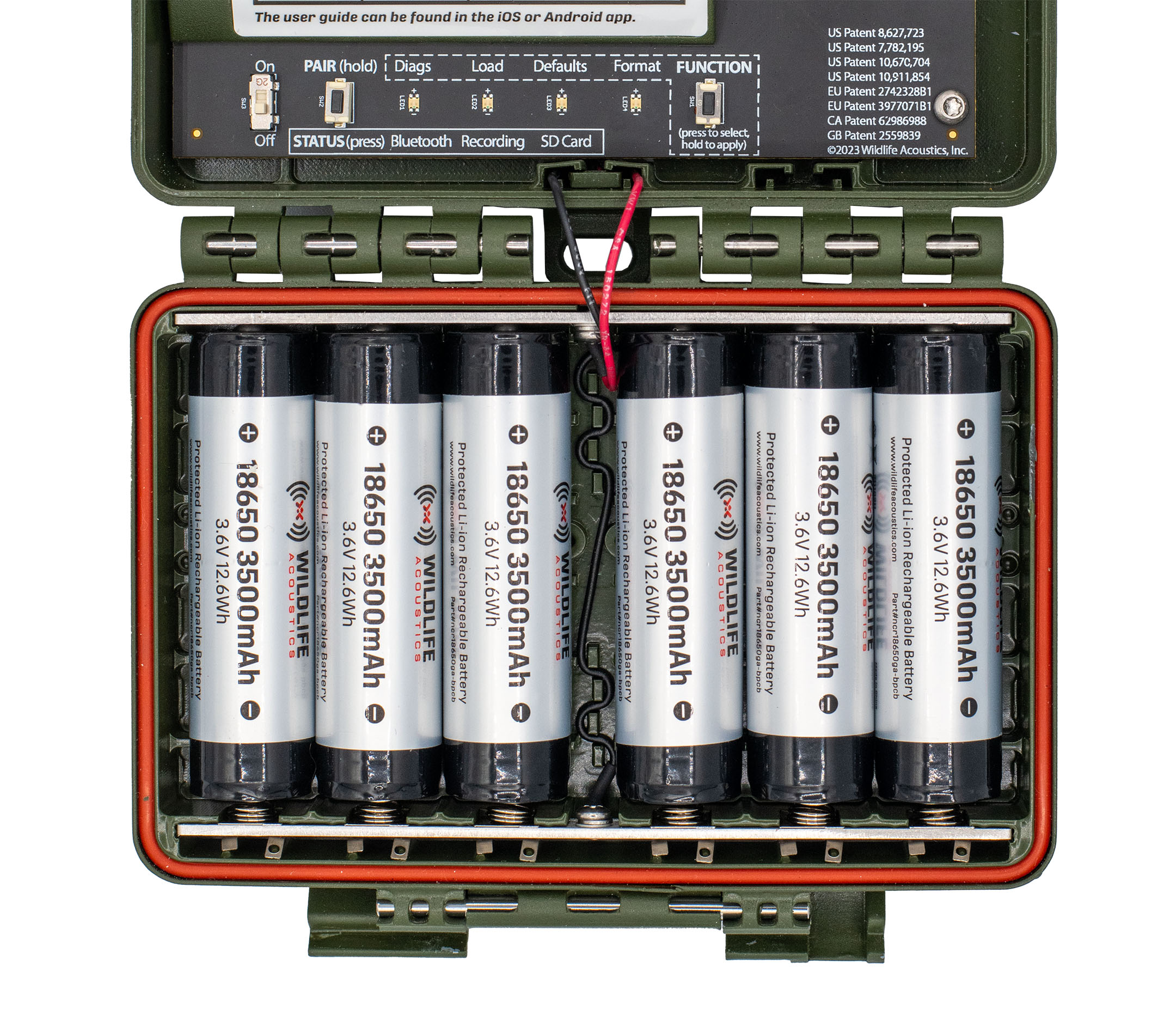 Cuando el grabador esté completamente abierto, las seis baterías de iones de litio deben tener los extremos positivos de "botón" apuntando hacia el panel de control principal.
